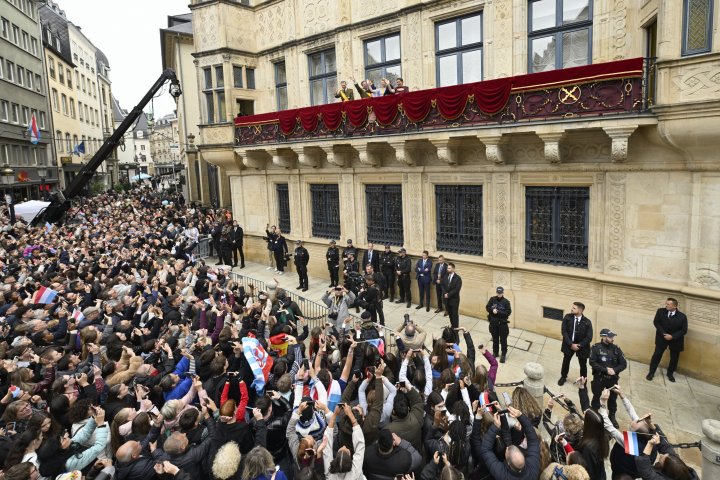 alt="alt="La ciudadanía de Luxemburgo ante el Palacio Gran Ducal en la subida al trono de Guillermo de Luxemburgo como gran duque""