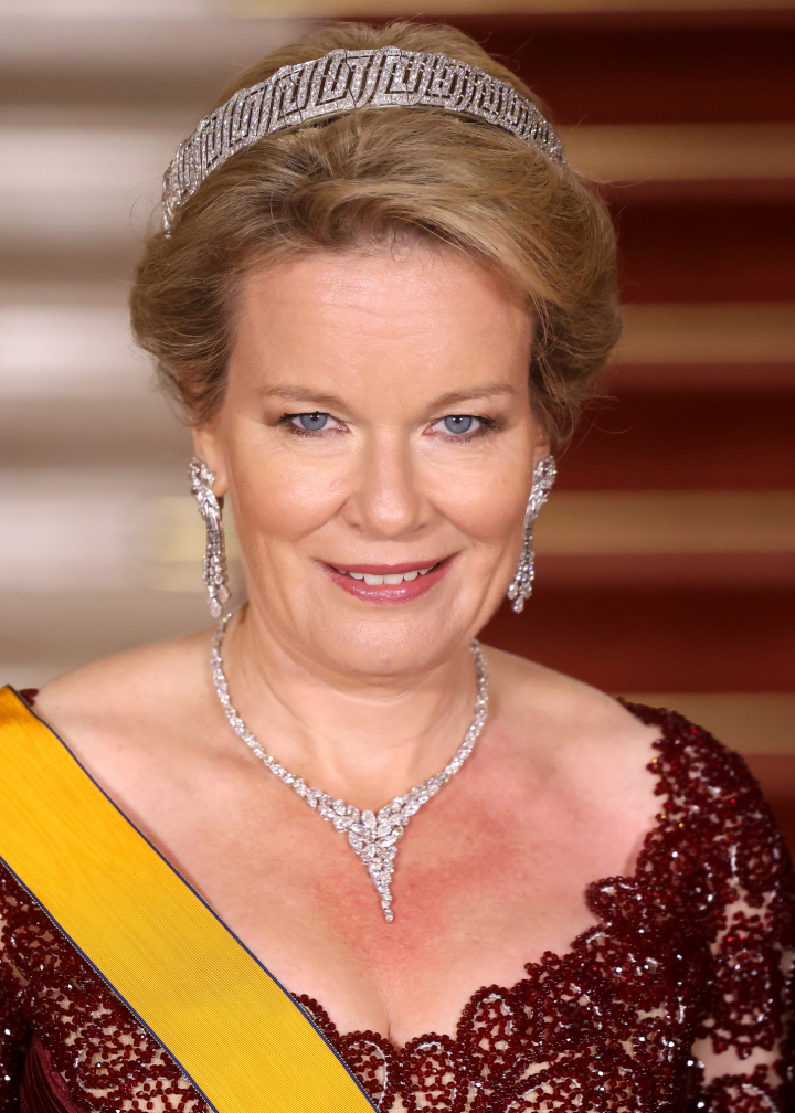 alt="alt="Matilde de Bélgica con la tiara de las Nueve Provincias en la cena de gala por la subida al trono de Guillermo de Luxemburgo""