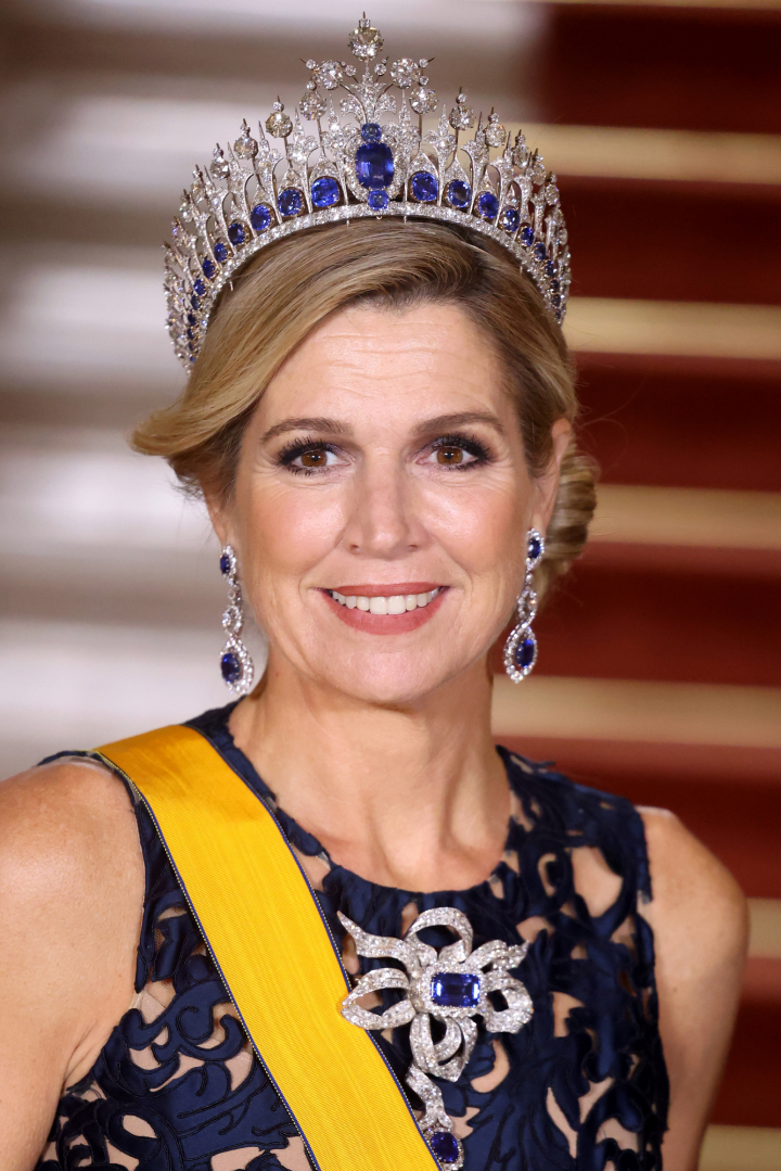 alt="alt="Máxima de Holanda con la tiara de Zafiros en la cena de gala por la subida al trono de Guillermo de Luxemburgo""