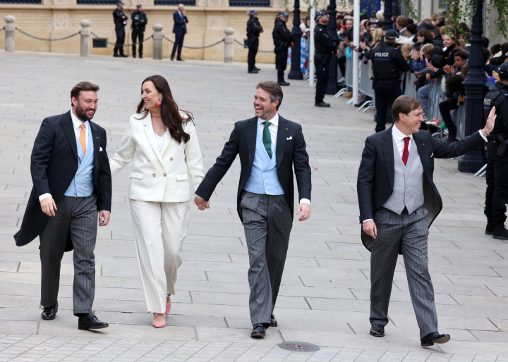 alt="alt="Sebastian de Luxemburgo, Felix de Luxemburgo y Claire Lademacher y Louis de Luxemburgo en la subida al trono de Guillermo de Luxemburgo como gran duque""