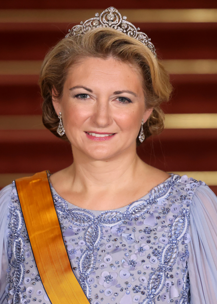 alt="alt="Stéphanie de Luxemburgo con la tiara belga en la cena de gala por la subida al trono de Guillermo de Luxemburgo""