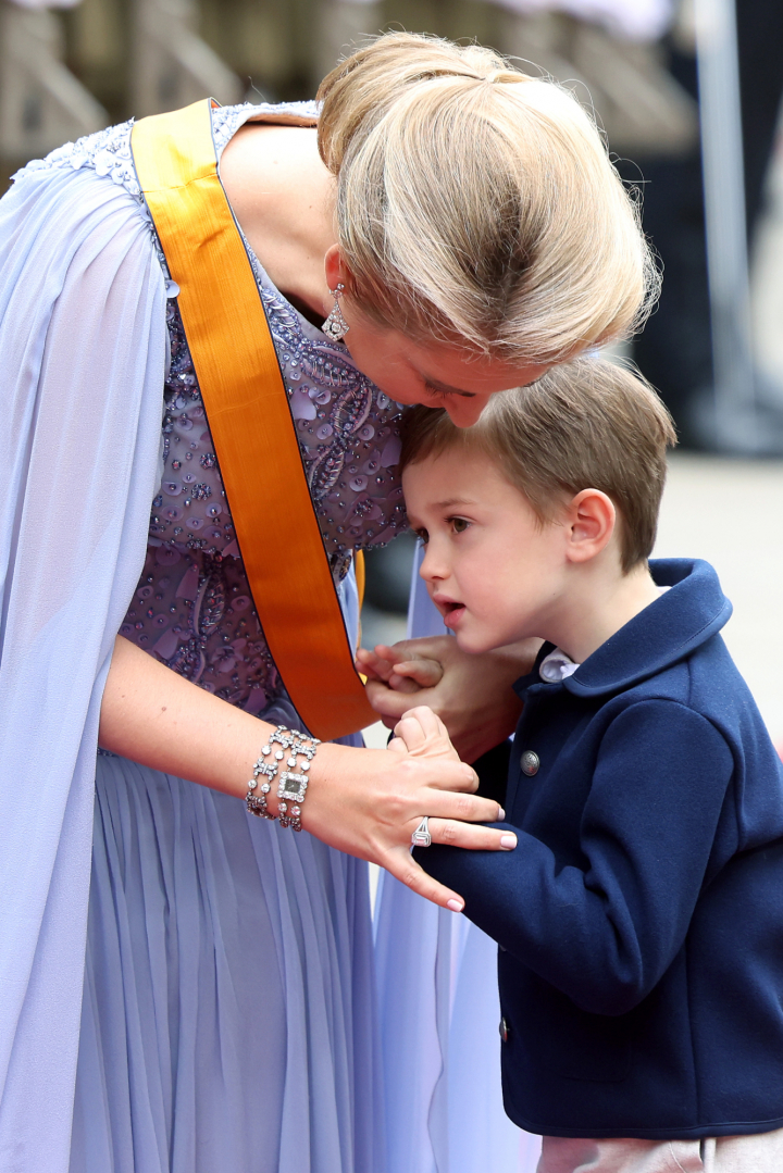 alt="alt="Stéphanie de Luxemburgo, muy cariñosa con su hijo Charles tras la subida al trono de Guillermo de Luxemburgo""