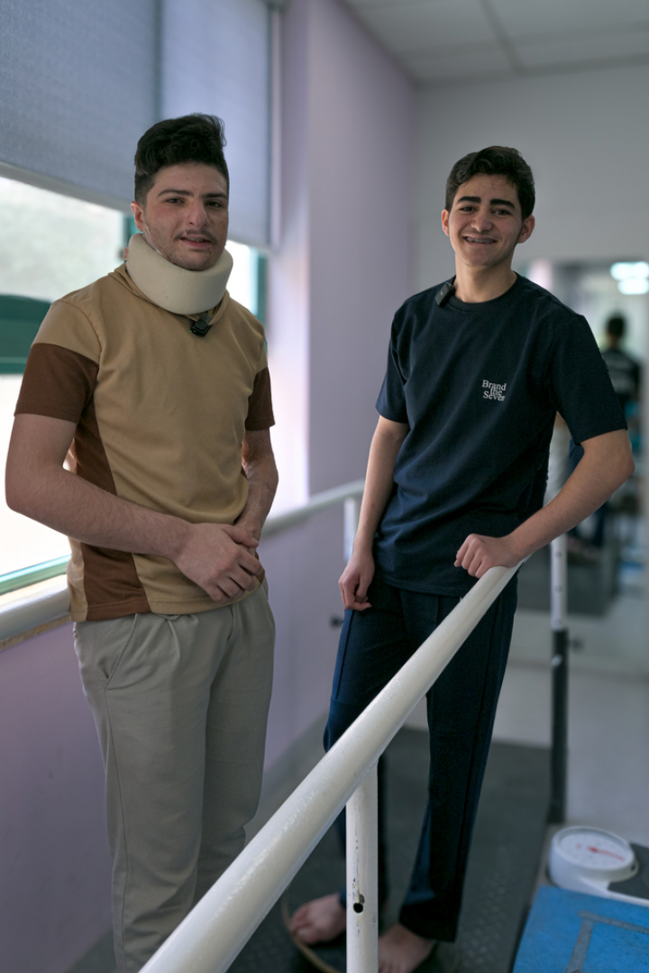Iyad, de Gaza, y Hossam, de Irak, se han hecho muy amigos desde que se conocieron en el hospital hace meses. Fuera de sus sesiones de tratamiento, pasan tiempo jugando al fútbol, ​​compartiendo comidas y compitiendo en la PlayStation.