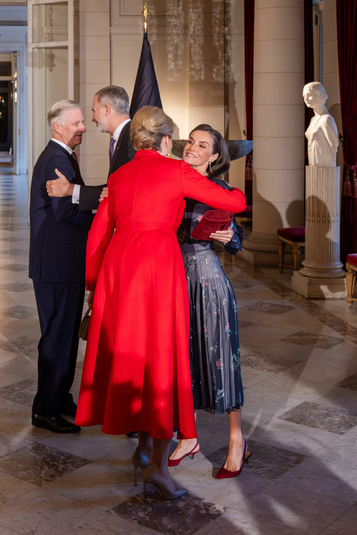 Los reyes Felipe y Letizia y Felipe y Matilde de Bélgica se saludan con mucho cariño en su encuentro en el Palacio Real de Bruselas