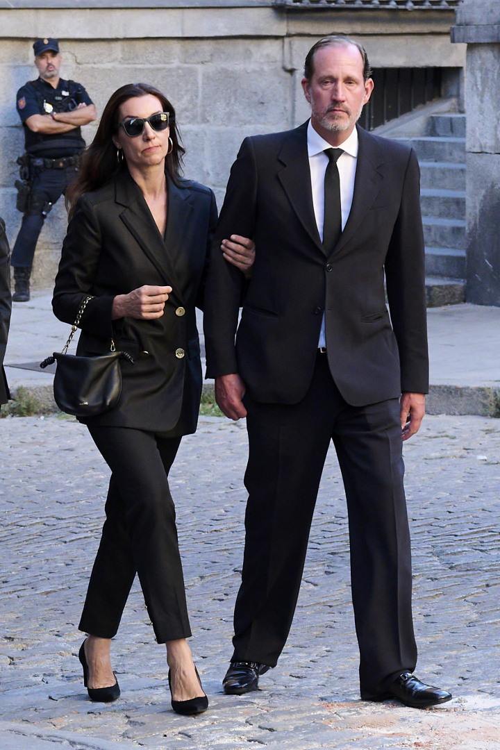 Bruno Gómez-Acebo y Bárbara Cano en la misa funeral de Juan Gómez-Acebo