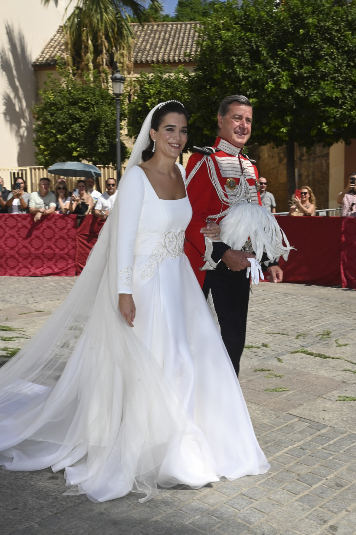 Cayetano Martínez de Irujo y Barbara Mirjan a la salida de su boda en Sevilla