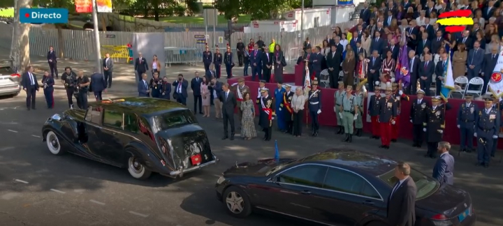 El Rolls-Royce Phantom IV en el que viajan Felipe y Letizia y el Mercedes de Leonor y Sofía en el 12 de octubre