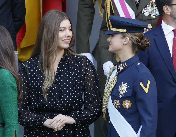 La princesa Leonor y la infanta Sofía en el desfile militar del 12 de octubre de 2025
