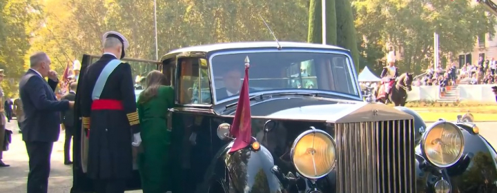 Los reyes Felipe y Letizia accediendo al Rolls-Royce Phantom IV tras el desfile militar del 12 de octubre