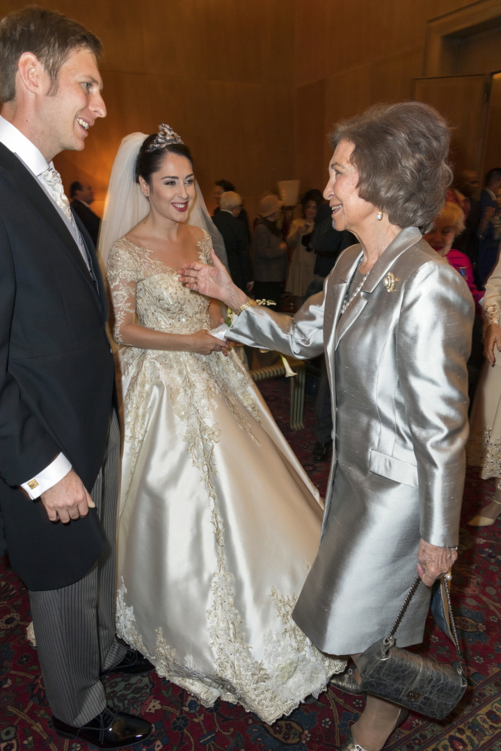 La reina Sofía felicitando a Leka de Albania y Elia Zaharia en su boda