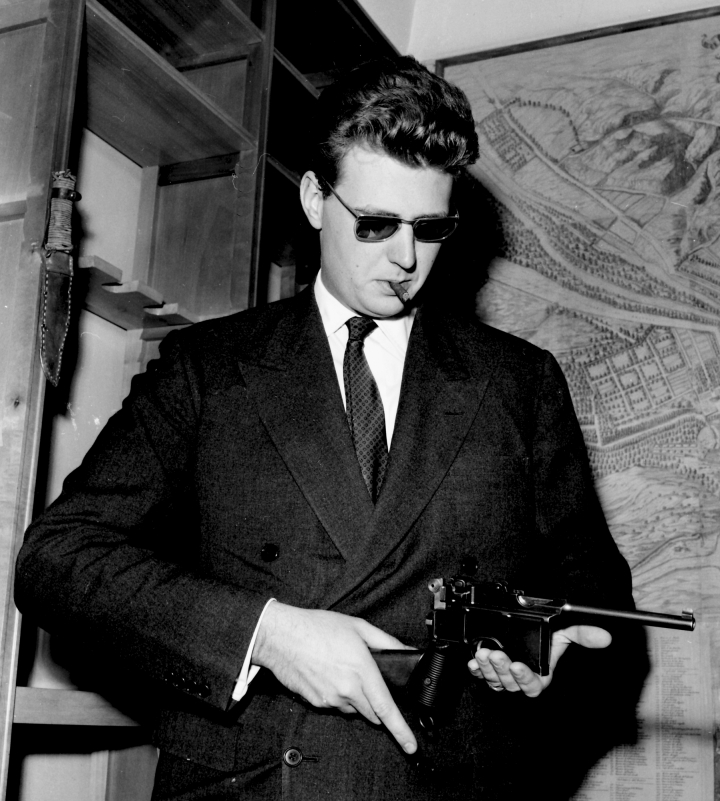 Leka I de Albania con una de las pistolas que tenía en su casa de Pozuelo de Alarcón, Madrid, en 1967