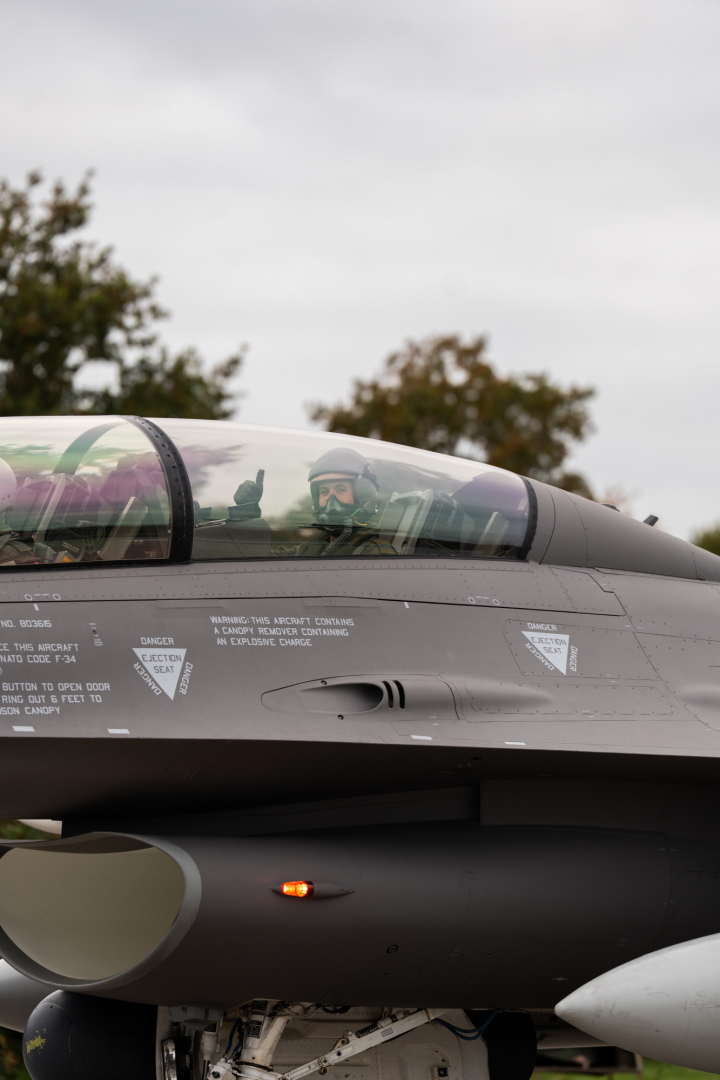 Christian de Dinamarca subido a un F-16