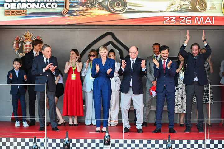 Alberto y Charlene de Mónaco con varios de sus sobrinos Casiraghi, Hannover, Ducruet y Gottlieb en el Gran Premio de Mónaco 2024