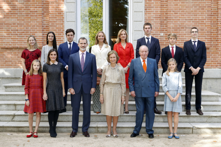Los reyes Juan Carlos y Sofía, los reyes Felipe Letizia y sus hijos, la infanta Elena y sus hijos y la Infanta Cristina y los suyos en el 80 cumpleaños de la reina Sofía