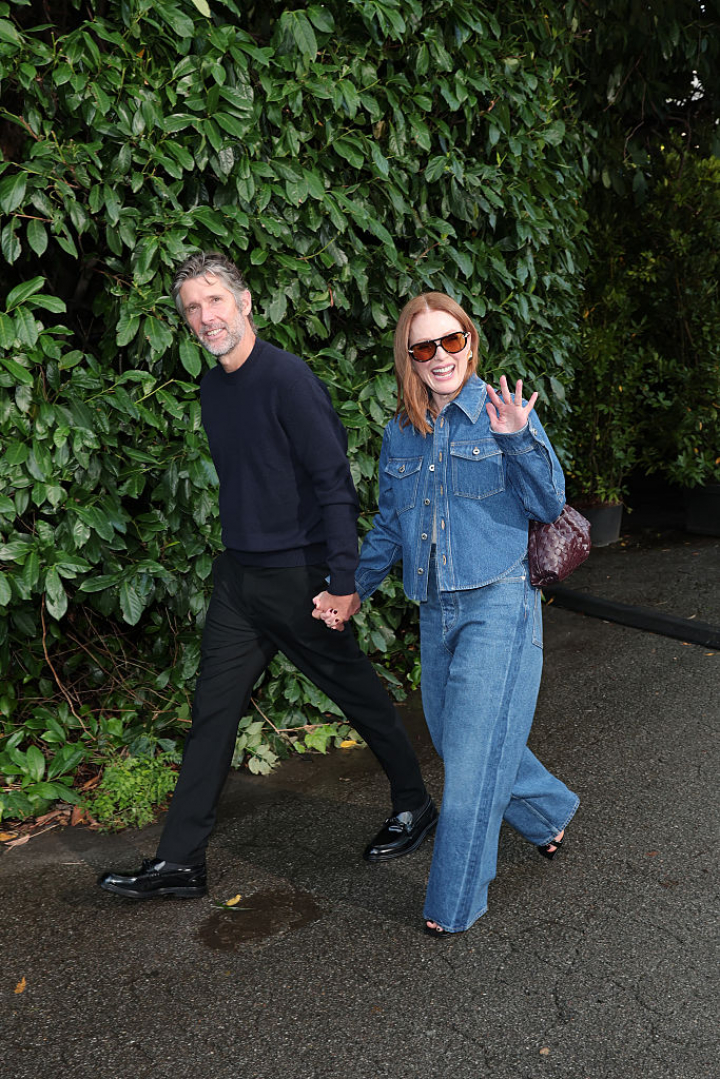 Julianne Moore y su marido Bart Freundlich, en el desfile de Bottega Veneta en septiembre en Milán.
