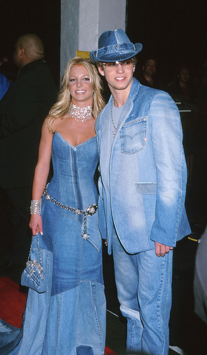 Britney Spears y Justin Timberlake en los American Music Awards de 2001 vestidos de vaquero