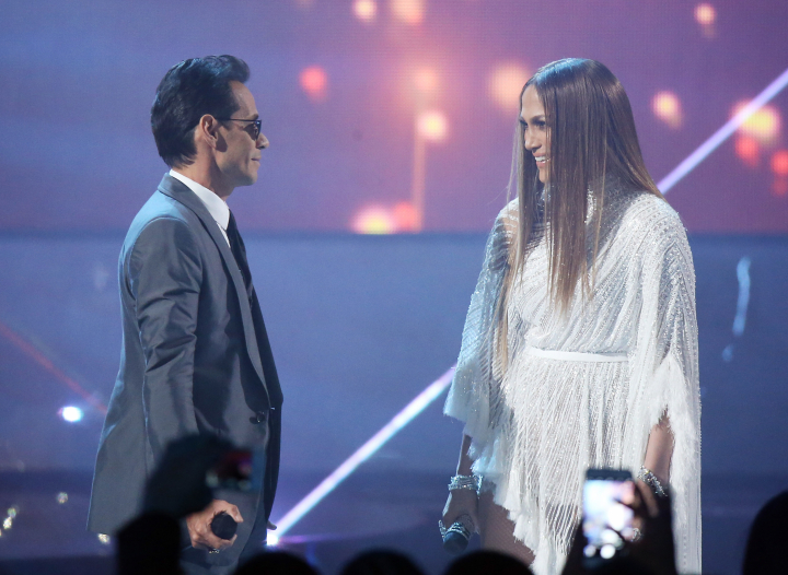 Marc Anthony y Jennifer Lopez en una actuación en los Grammy Latinos 2016 en Las Vegas
