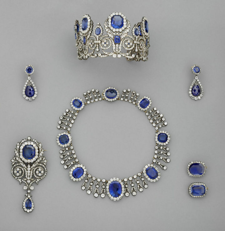 alt="alt="Juego formado por una diadema de la reina María Amelia y de la reina Hortensia, un collar del conjunto de zafiro de las mismas reinas y un pendiente de ese mismo conjunto sustraidos del Museo del Louvre, en París.""