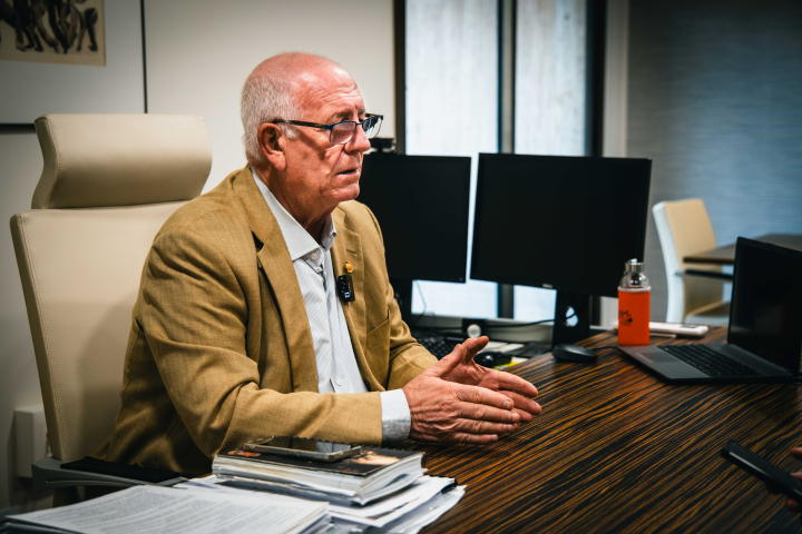 Alcalde de Paiporta en su despacho.