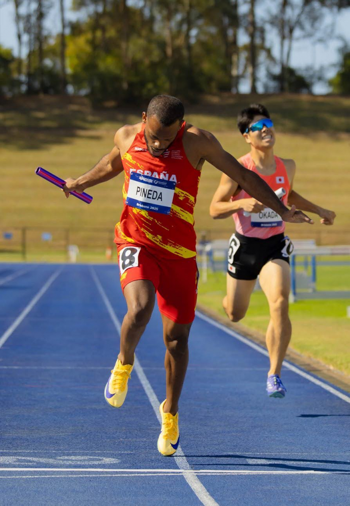 David José Pineda, entrando triunfante en la prueba del 4x400 en el Mundial Virtus de Brisbane