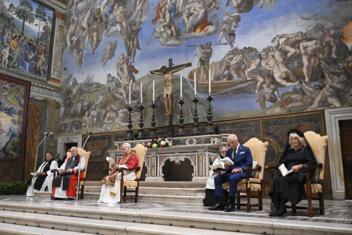 Carlos III y Camilla con León XIV en un servicio religioso en la Capilla Sixtina durante la visita de Estado de Carlos y Camilla al Vaticano