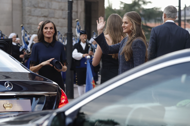 La princesa Leonor saludando en presencia de la reina Letizia a su llegada al concierto de los Premios Princesa de Asturias 2025
