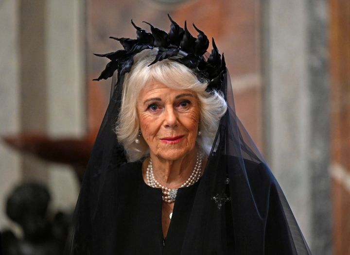 La reina Camilla con una diadema de hojas y un velo negro en su visita de Estado en el Vaticano