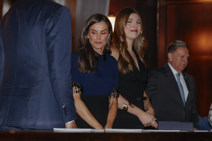 La reina Letizia y la infanta Sofía con un brazalete en el concierto de los Premios Princesa de Asturias 2025