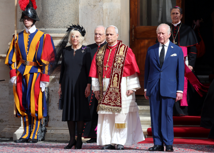 Los reyes Carlos III y Camilla con el papa León XIV y el reverendo Leonardo Sapienza en la visita de Estado de los reyes Carlos y Camilla al Vaticano
