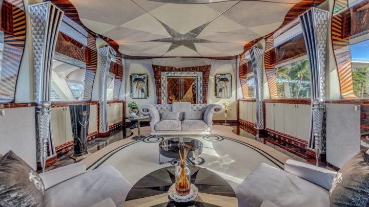 Interior del súperyate Thunder, en el Mediterráneo