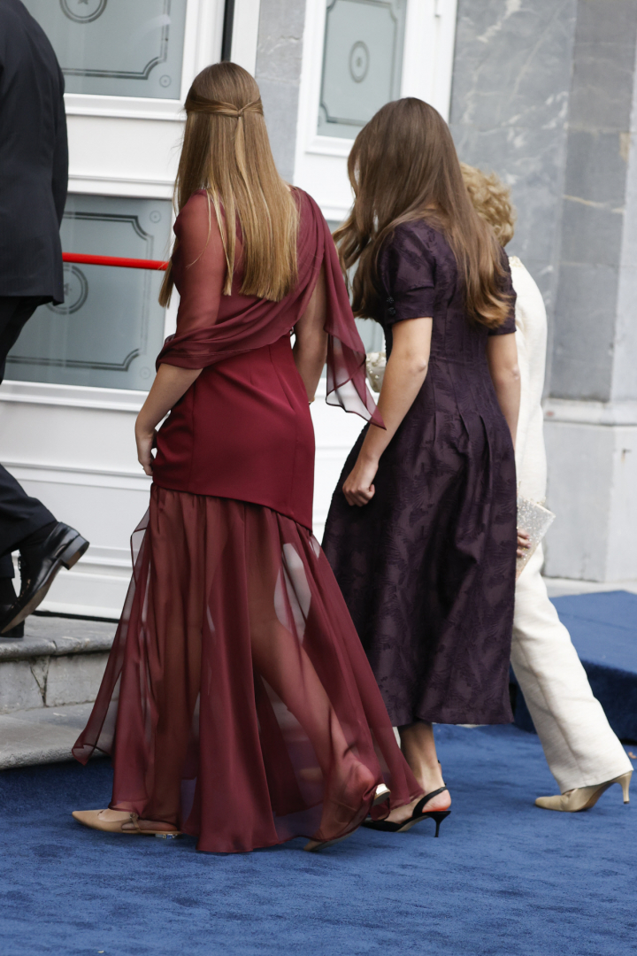La infanta Sofía y la princesa Leonor junto a la reina Sofía en los Premios Princesa de Asturias 2025.