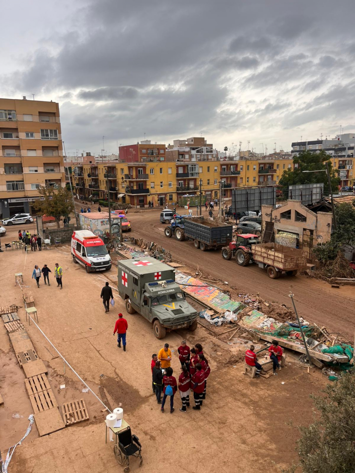 Lorena de Mingo, junto con su equipo de psicólogos de emergencia, atendiendo en los primeros días tras la DANA