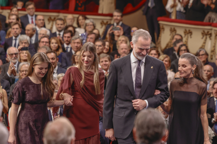 Los reyes Felipe y Letizia, la princesa Leonor y la infanta Sofía, muy sonrientes en los Premios Princesa de Asturias 2025