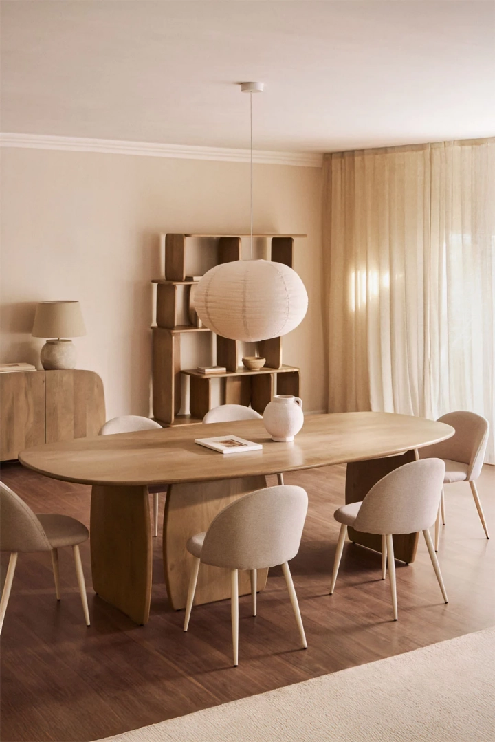 Mesa de comedor ovalada en madera de mango.