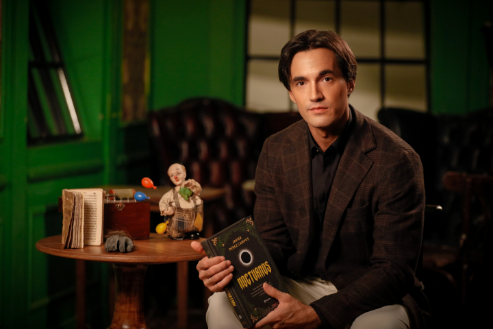 Javier Pérez Campos posa con su libro 'Nocturnos'