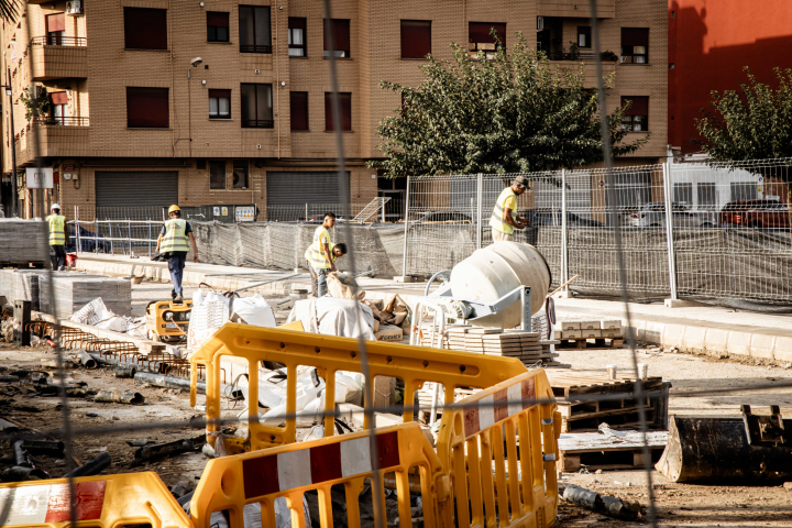 alt="alt="Obras en uno de los tres puentes que fueron derruidos por la riada del barranco del Poyo.""