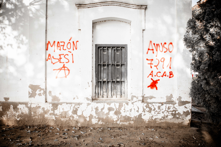 alt="alt="Grafiti de Mazón y Ayuso en Paiporta.""