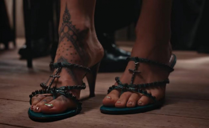 Primer plano de las sandalias de Alexander McQueen que lleva Rosalía en el vídeo de 'Berghain'
