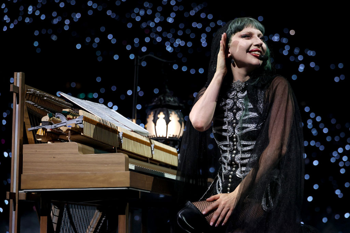 Lady Gaga, sentada al piano, canta Die With a Smile, su tema junto a Bruno Mars.