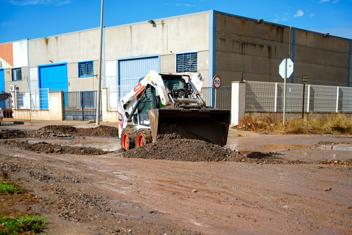 Trabajos de limpieza en un polígono de Ayamonte este 29 de octubre.