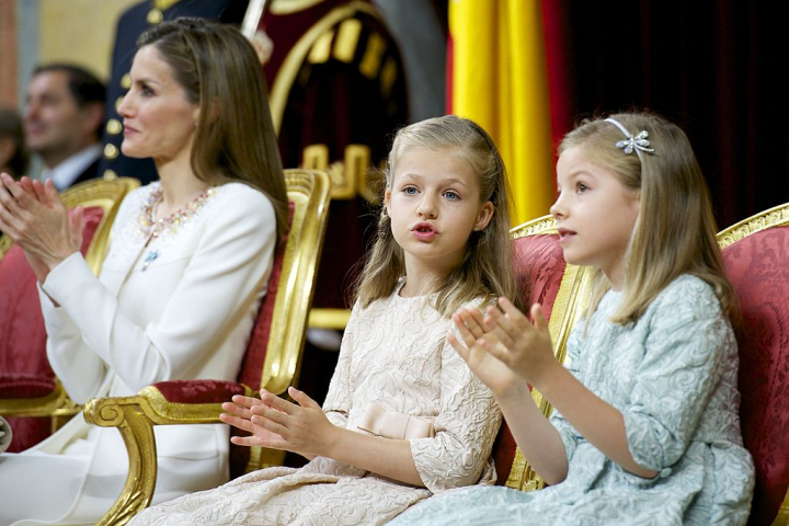 alt="alt="El 19 de junio de 2014, Felipe VI fue coronado rey. Leonor, junto a su madre y su hermana, fue testigo de este momento histórico.""