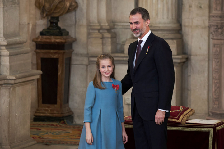 alt="alt="El 30 de enero de 2018, la princesa Leonor recibió de manos de su padre una de las más altas condecoraciones, la Orden del Toisón de Oro.""