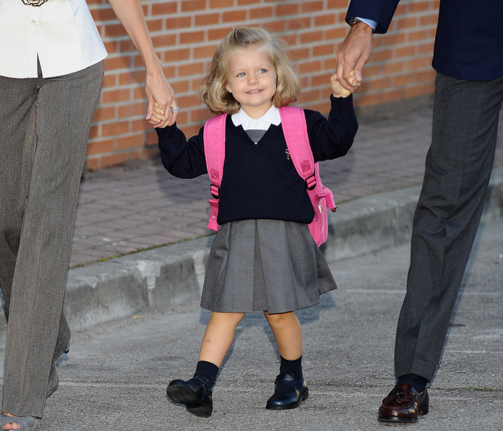 alt="alt="En septiembre de 2008, la princesa Leonor se convirtió en alumna del colegio Santa María de los Rosales. En la foto, el primer día, feliz de la mano de sus padres.""