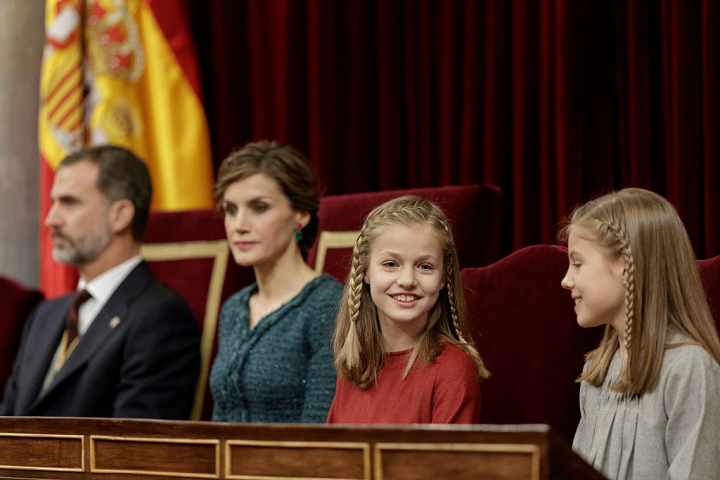 alt="alt="La princesa Leonor acompañó a sus padres, ya convertidos en reyes, al acto de apertura de la 12ª  legislatura en el Parlamento en noviembre de 2016.""