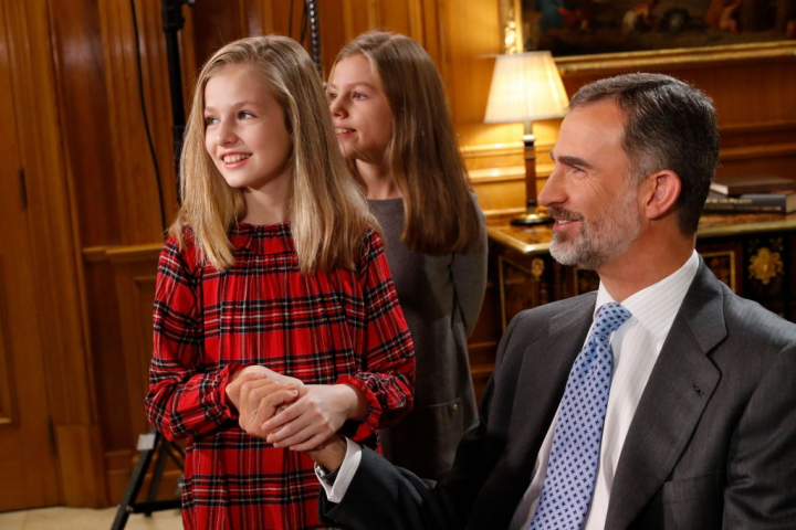 alt="alt="La princesa Leonor junto a su padre durante la grabación del discurso de Navidad del rey en 2017.""