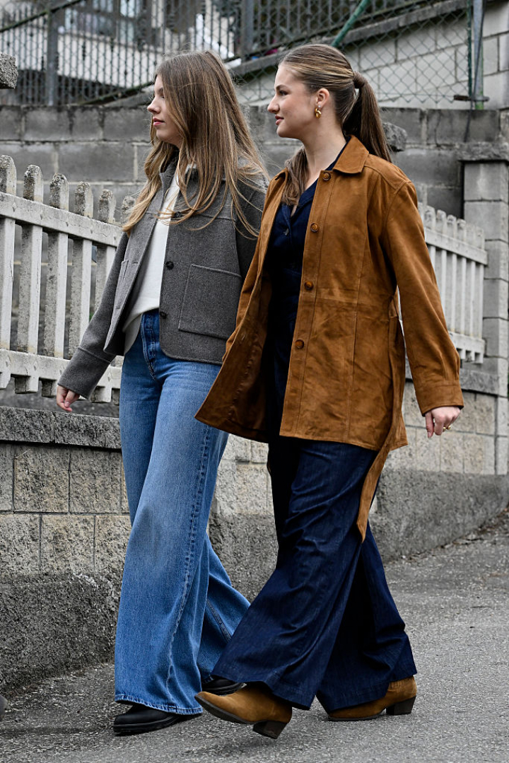 Leonor y Sofía durante su visita al pueblo ejemplar 2025, Valdesoto