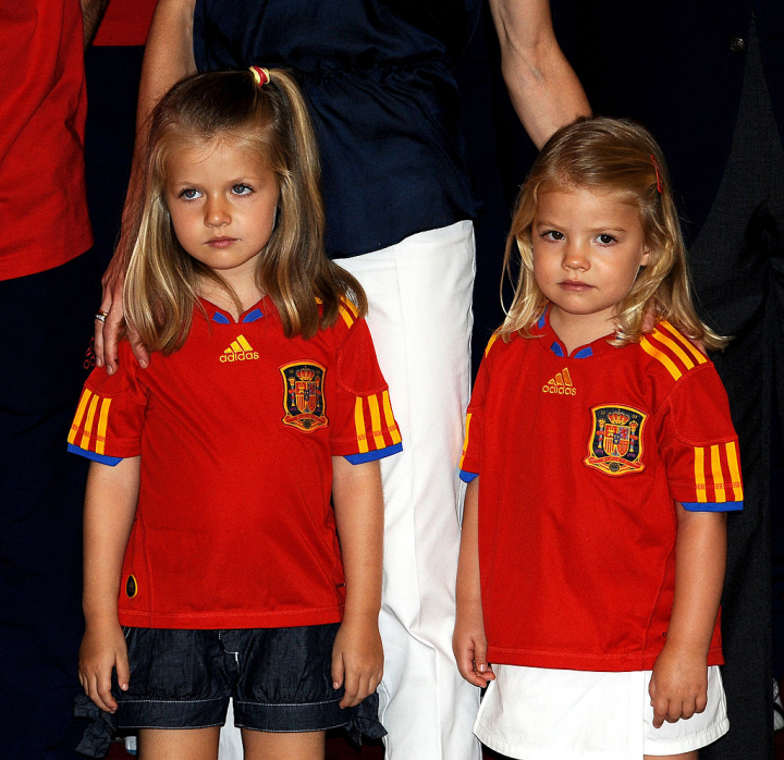 alt="alt="Leonor y su hermana se convirtieron en las protagonistas de la recepción ofrecida en Zarzuela a la selección de fútbol tras ganar el Mundial de Sudáfrica en 2010.""
