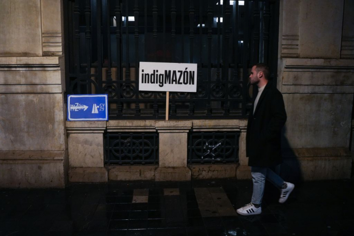 alt="alt="Pancarta en Valencia el 1 de febrero de 2025.""