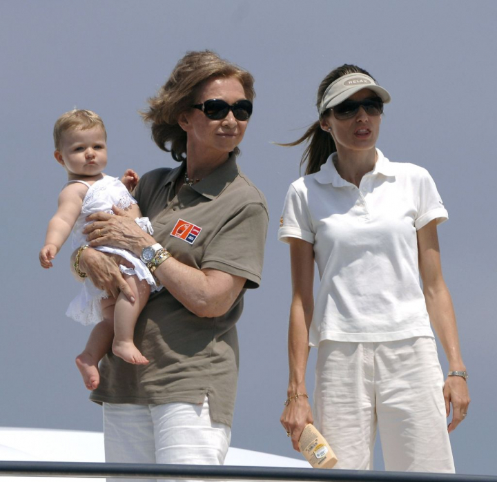 alt="alt="Su primer verano en Mallorca, con sus abuelos y a bordo del yate Fortuna. Eran los tiempos de esplendor de la familia real, después llegarían el Caso Noos, Botswana, las tartejas opacas...""