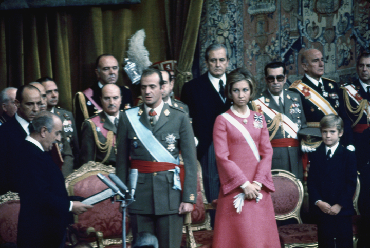 El rey Juan Carlos en su proclamación como rey de España en presencia de la reina Sofía y el príncipe Felipe en 1975
